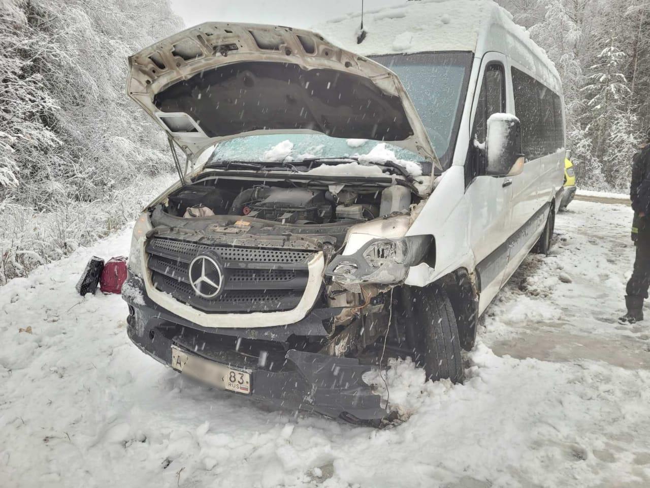 При столкновении автобуса и «легковушки» на трассе в Коми пострадали четыре  человека « БНК