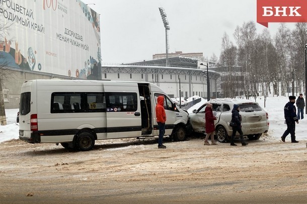 В центре Сыктывкара маршрутка въехала в иномарку 