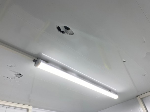 Школьники кулаками проломили потолок в туалете детского парка Ухты
