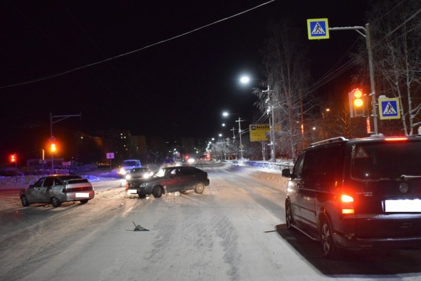 В Ухте два ВАЗа не поделили проспект Космонавтов