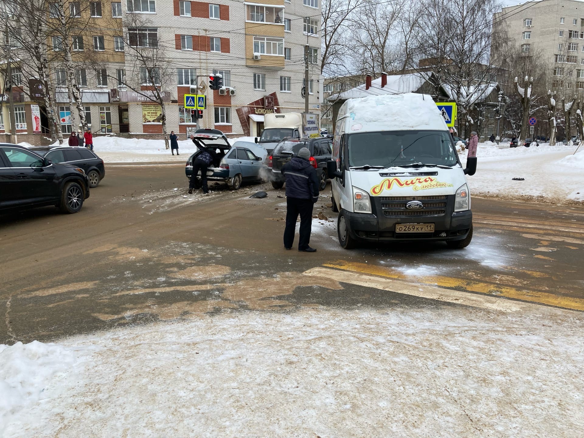 В Сыктывкаре не поделили перекресток «легковушка» и грузовик с цветами « БНК