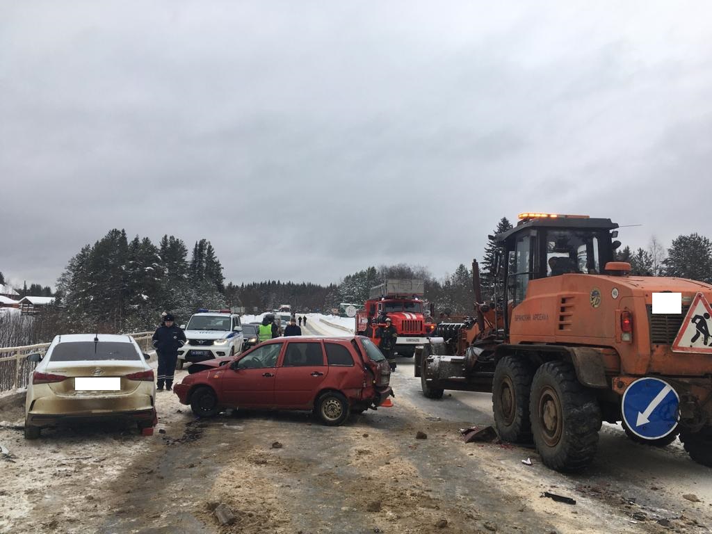 В Усть-Вымском районе «Лада» въехала в Hyundai после столкновения с  автогрейдером « БНК