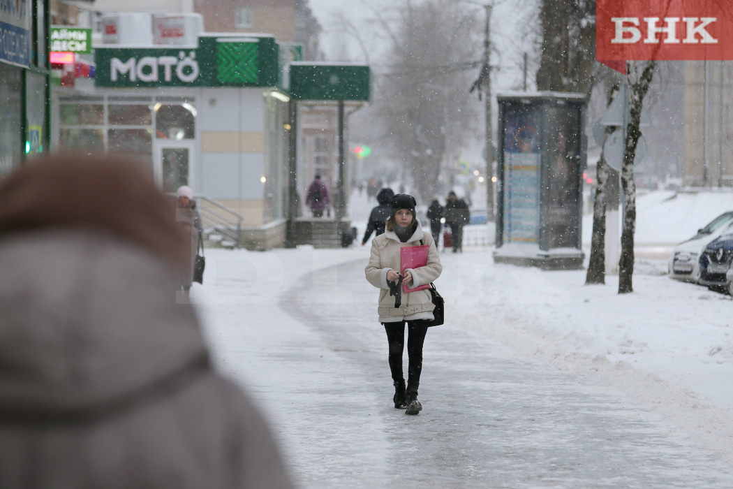 Бнкоми сыктывкар. Метель в городе. Небольшой снег. Метель в городе фото. Зимняя Пурга в городе.