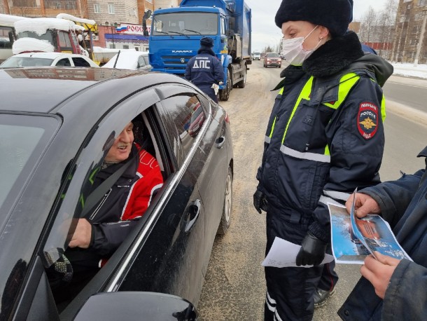 Ухтинским водителям разъяснили, что будет, если парковаться возле контейнерных площадок