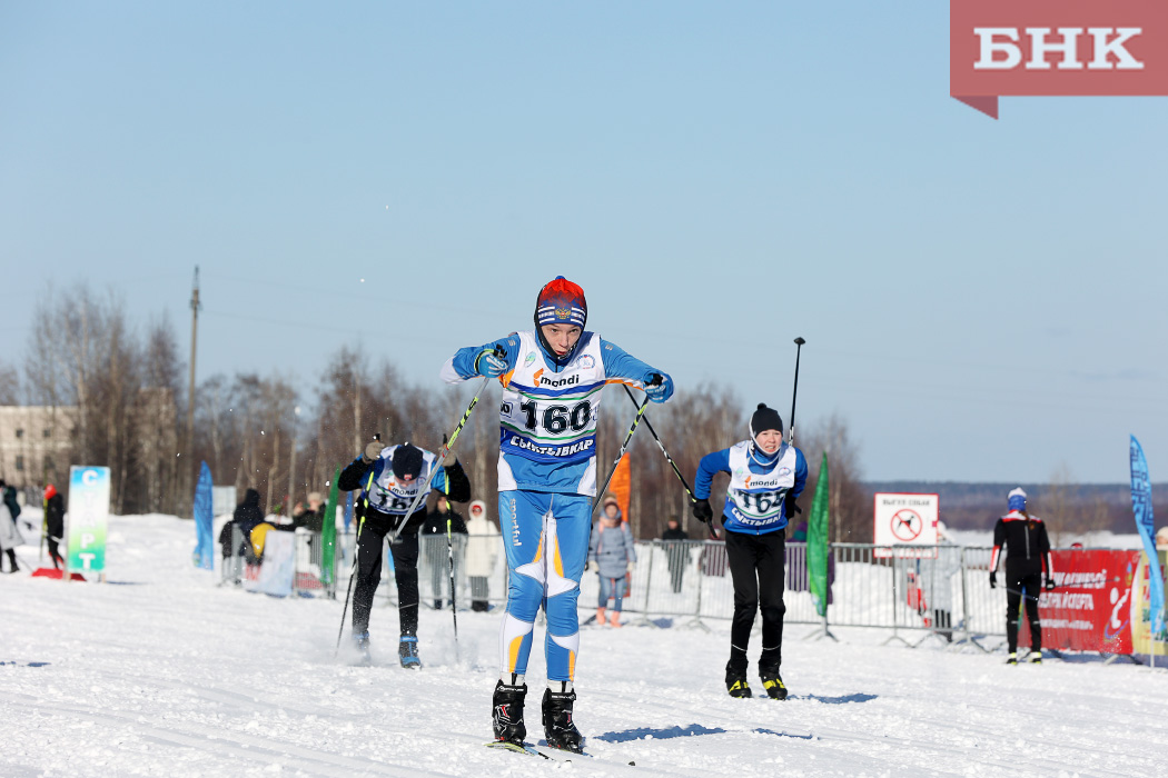 На 3 дня сыктывкар. Рамка спорт лыжник. Спортивная молодая пара лыжники. Подготовка к лыжному заезду.