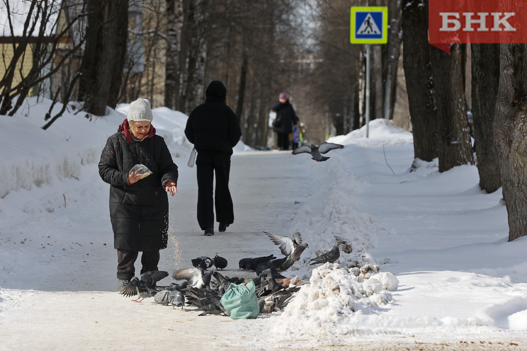 В феврале в в некоторых. Небольшой снег. Снежный апрель. Апрель в городе. Снег в апреле приколы.