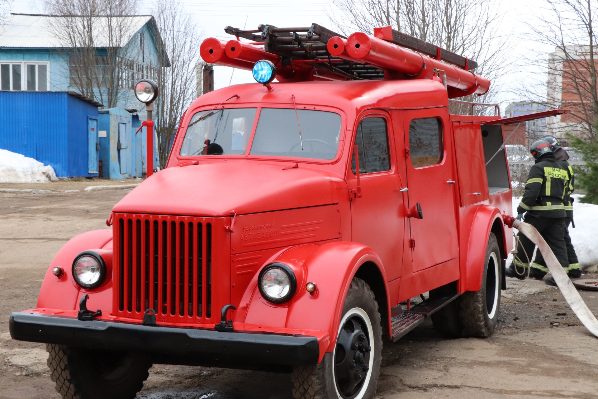 Пожарная газовая. Пожарная машина. Пожарная машина МЧС. Пожарная техника ГАЗ. Пожарная машина в деле.