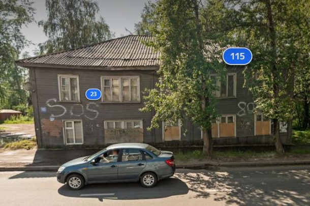 Двухэтажную «деревяшку» на Октябрьском проспекте Сыктывкара снесут до конца июня