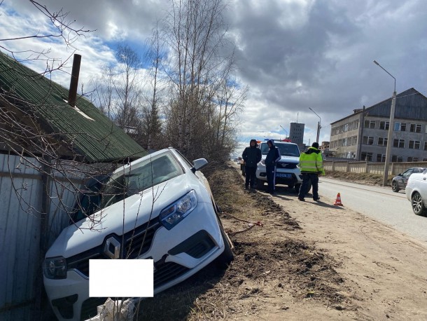 В Сыктывкаре такси врезалось в забор жилого дома