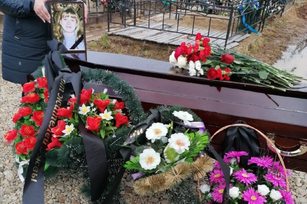 «Дорогой Виктории от жителей Эжвы»: горожане вскладчину организовали похороны одинокой женщины