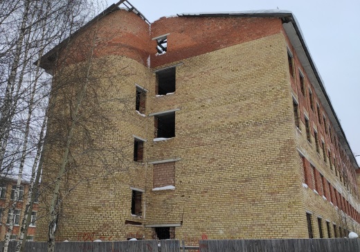 В Ухте подросток попал в больницу после падения с заброшенного здания