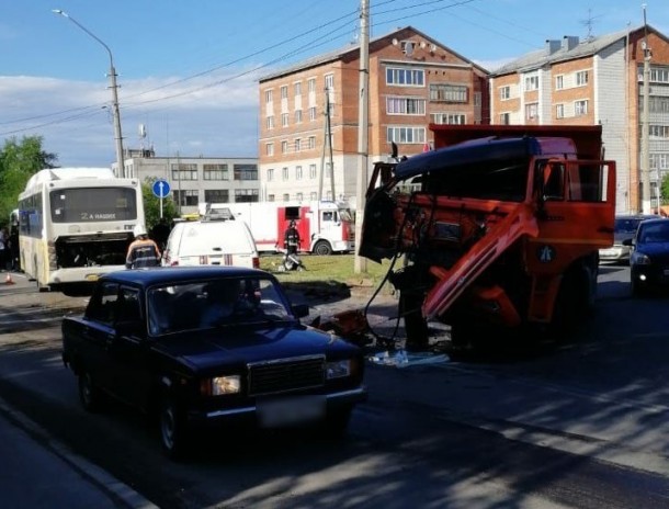 В ДТП в Сыктывкаре пострадали девять человек