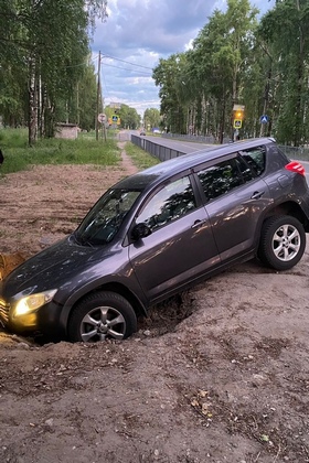 В Емве под автомобилем провалилась земля