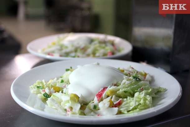 Диетолог объяснила, как сделать салаты менее калорийными