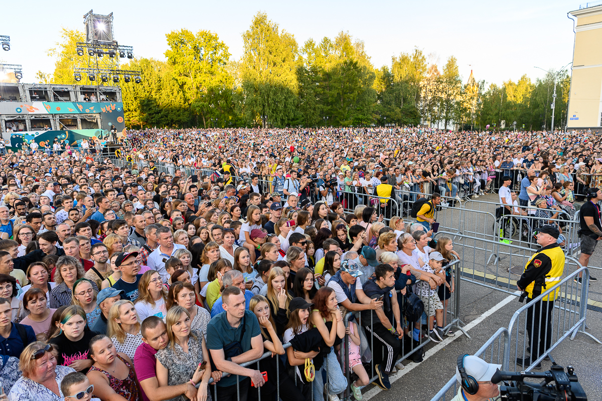 100 концертов. Концерты в Сыктывкаре 2022. Площадь в Сыктывкаре концерт. День Республики Сыктывкар 2022 концерт. Вчера концерт на площади.