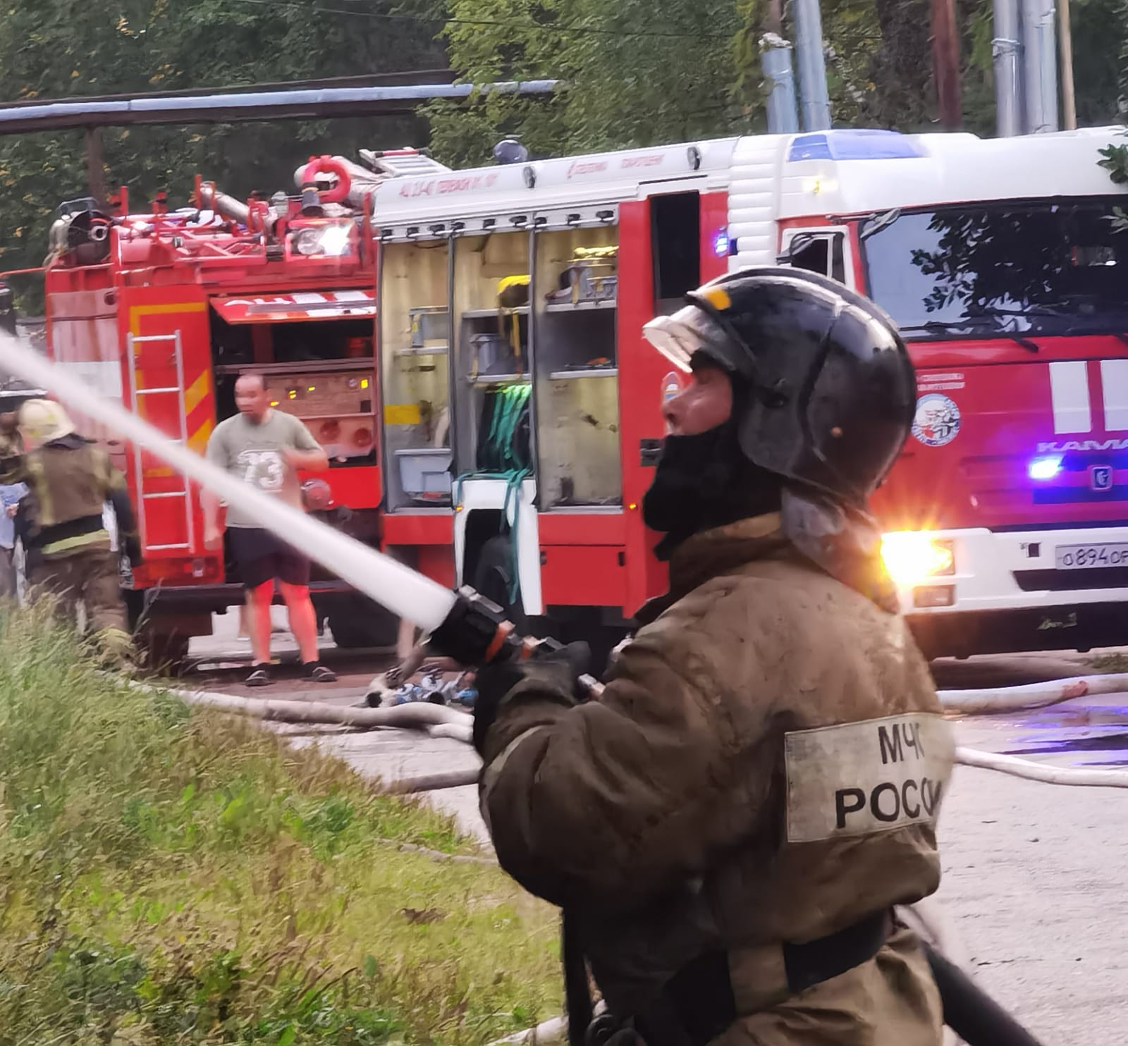 В сыктывкарском Лесозаводе горит дом « БНК