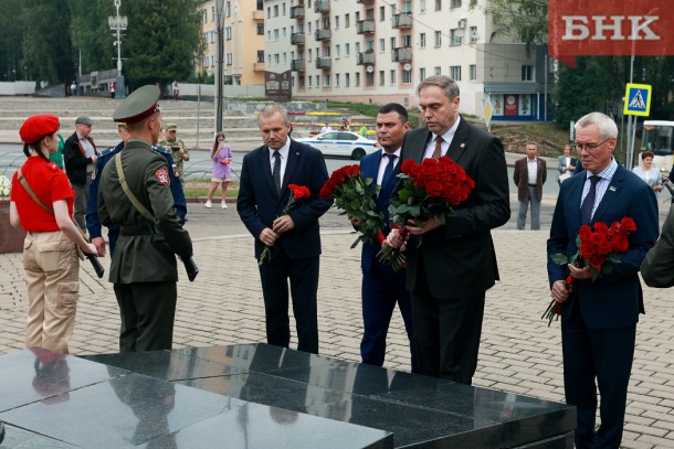 Члены правительства Коми вместе с белорусской делегацией почтили память павших воинов