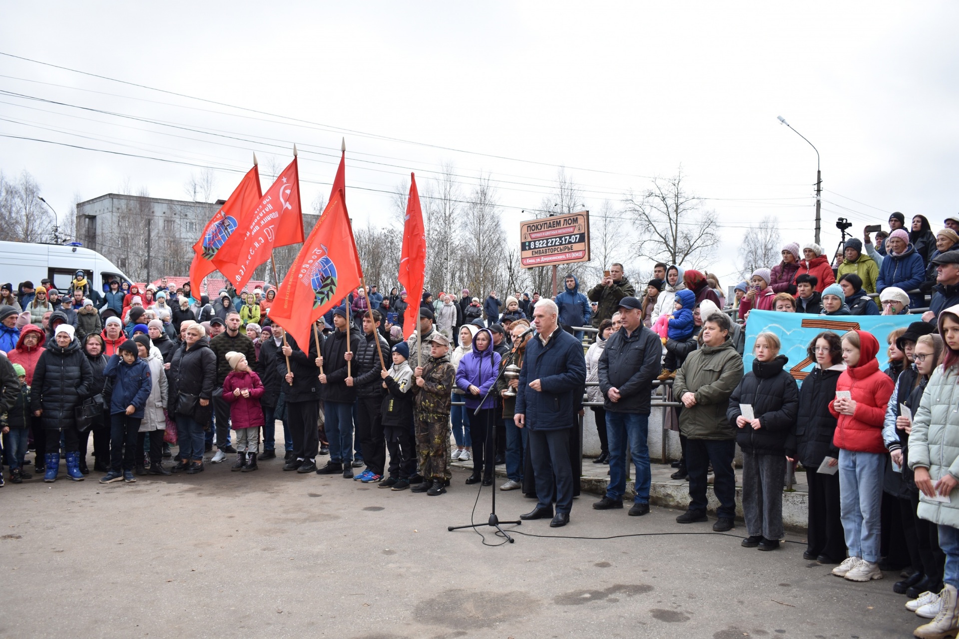 В Емве проводили вторую группу призванных по мобилизации и добровольцев |  16.10.2022 | Сыктывкар - БезФормата