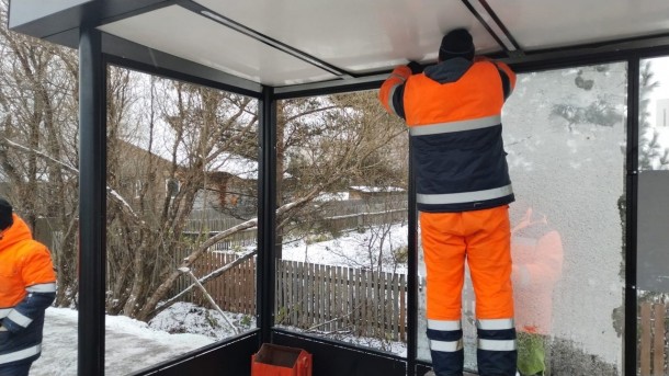 В Сыктывкаре вандалы разбили стекло на новой остановке