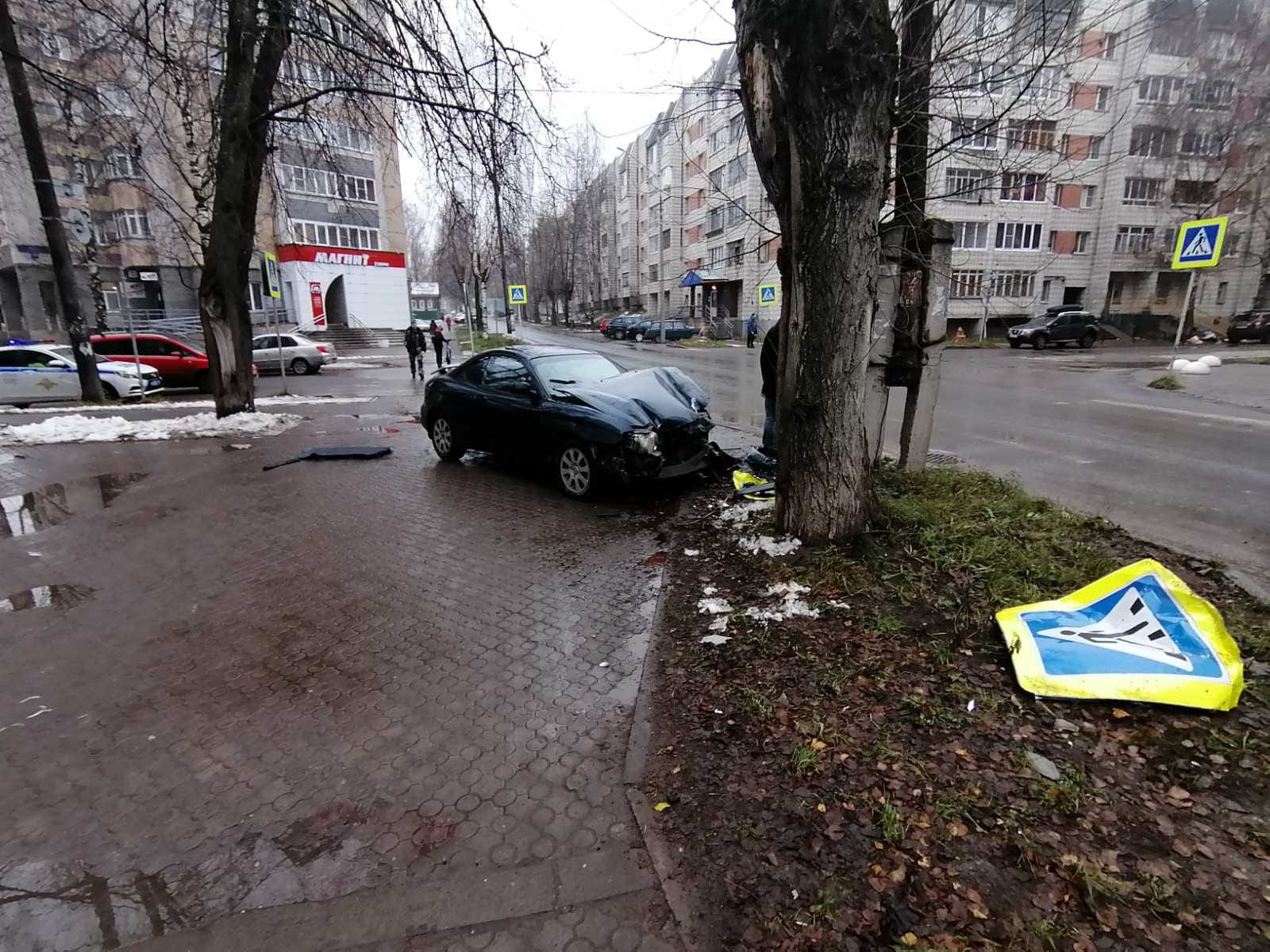 В Сыктывкаре автомобилист въехал в дерево, уступив нарушителю ПДД « БНК