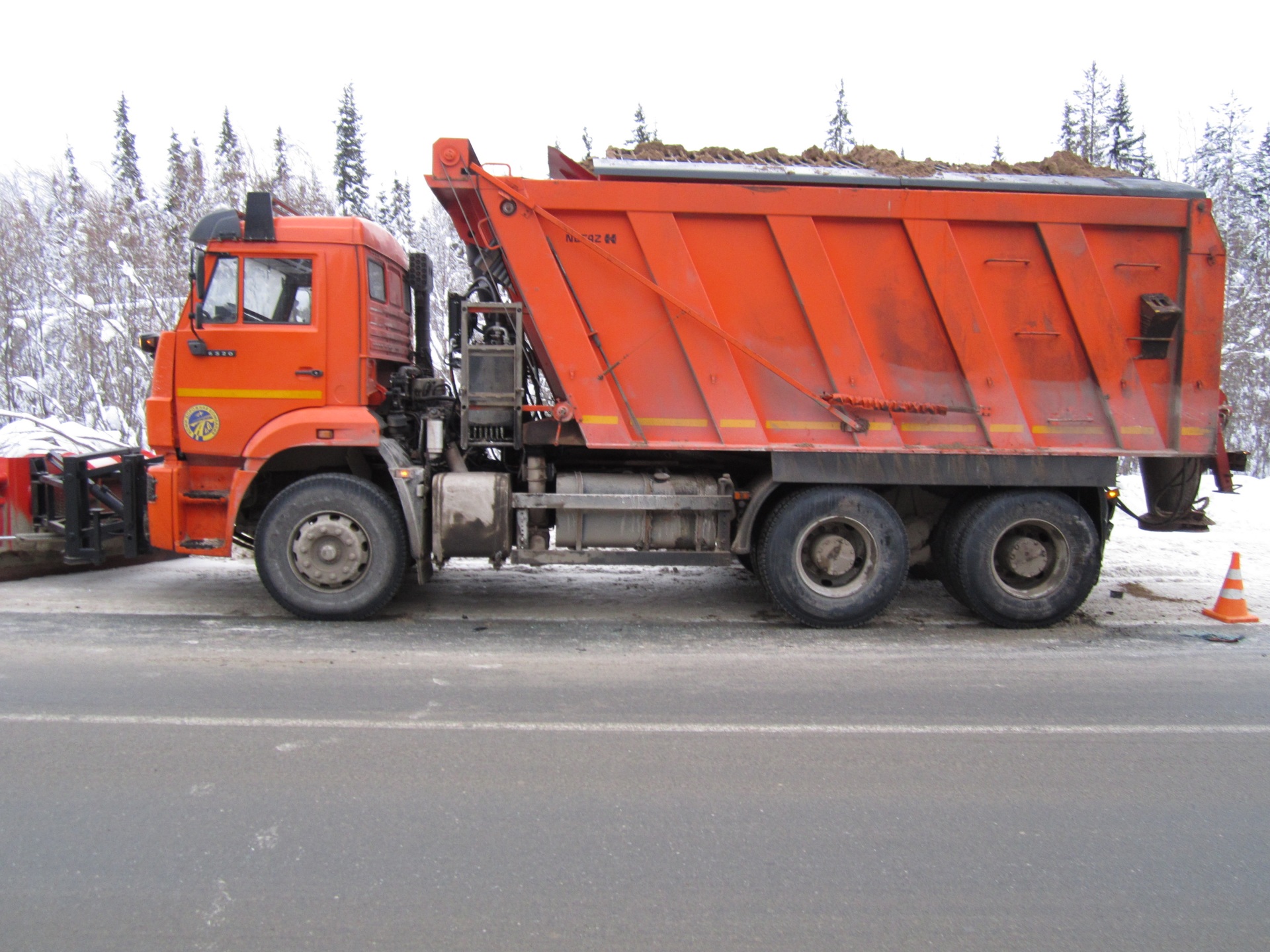 На ухтинской трассе Volvo помешала снегоуборочная машина « БНК