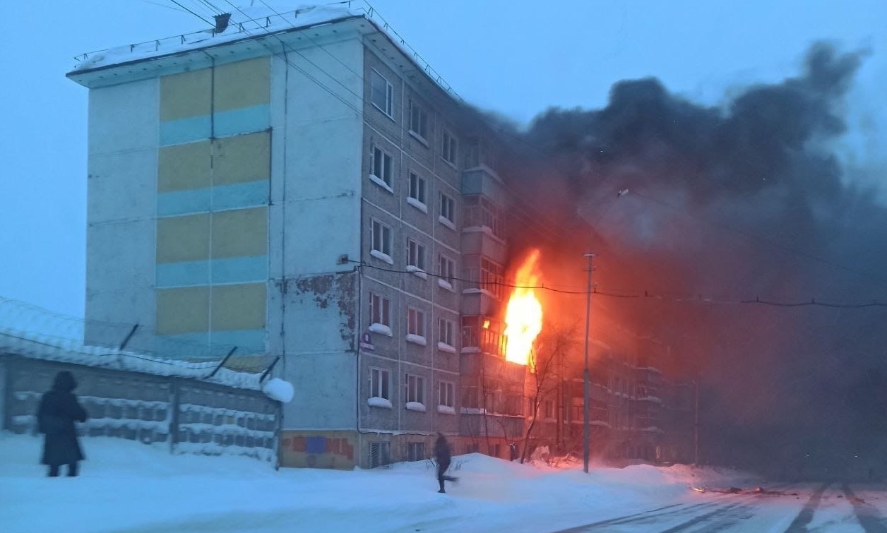 В Воркуте тушат пожар в двух квартирах | 20.01.2023 | Сыктывкар - БезФормата