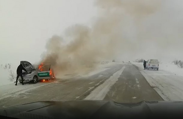 На трассе в Воркуте сгорело такси