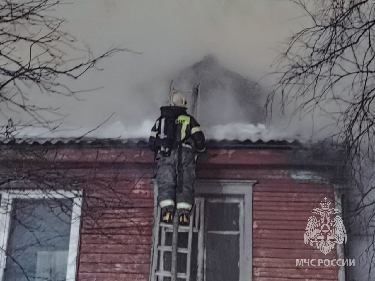 В Сыктывкаре тушат двухэтажный дом « БНК