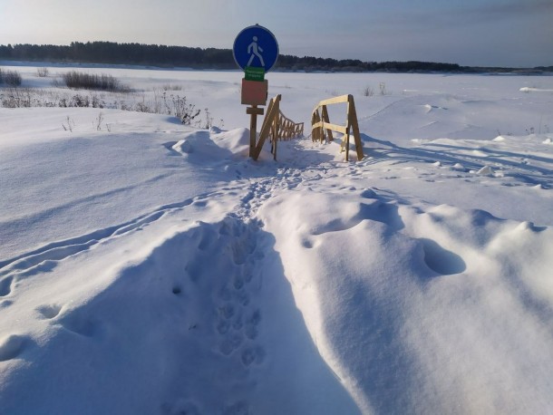 Пешеходную дорогу в Седкыркещ замело снегом