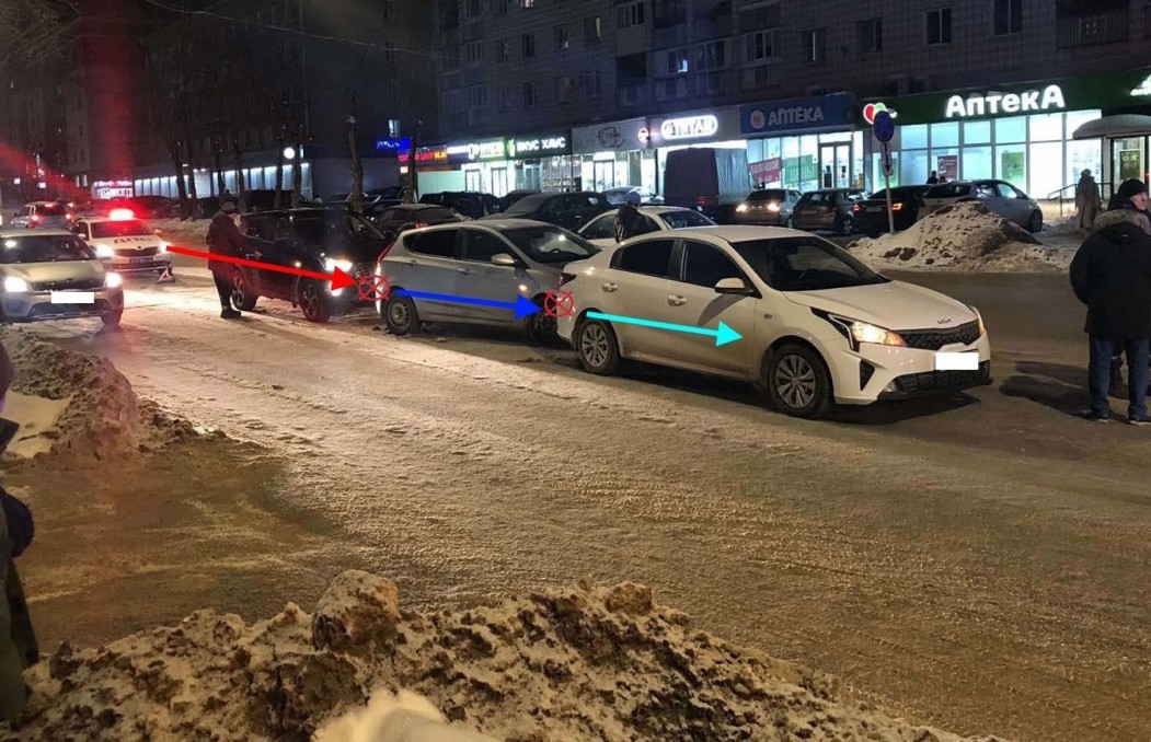 Три иномарки в Сыктывкаре собрались в «паровозик»