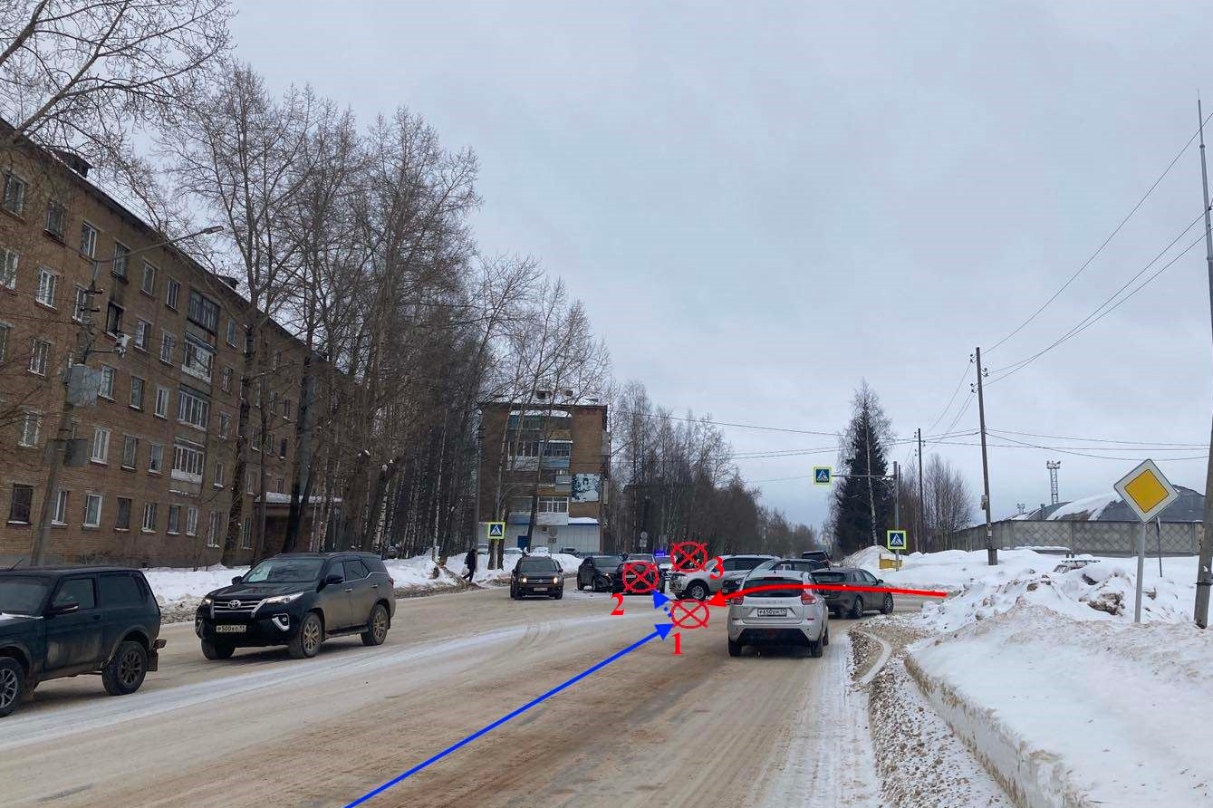 В Сыктывкаре четырем автомобилям не хватило главной дороги « БНК