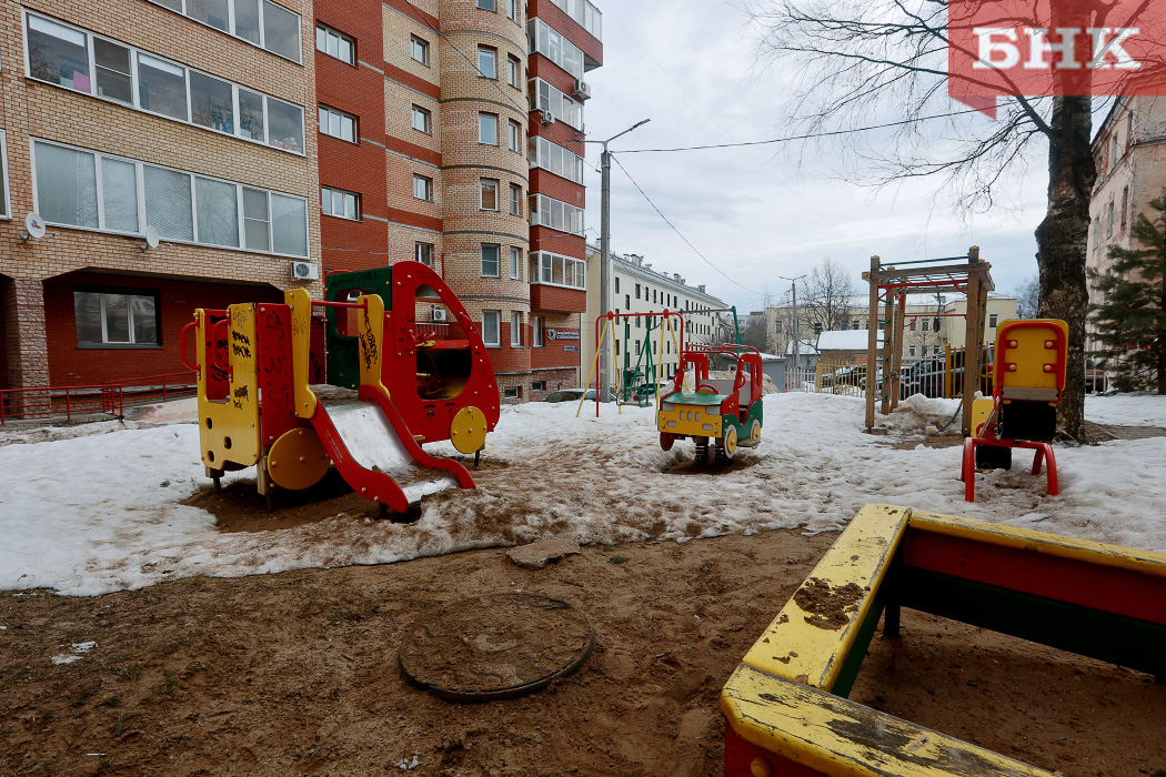 Где в Сыктывкаре из-за незаконных построек на теплосетях детям опасно играть, а машинам — парковаться