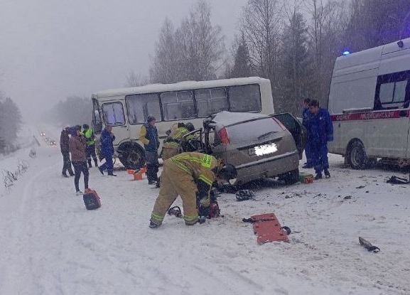 Под Сыктывкаром столкнулись автобус и легковушка