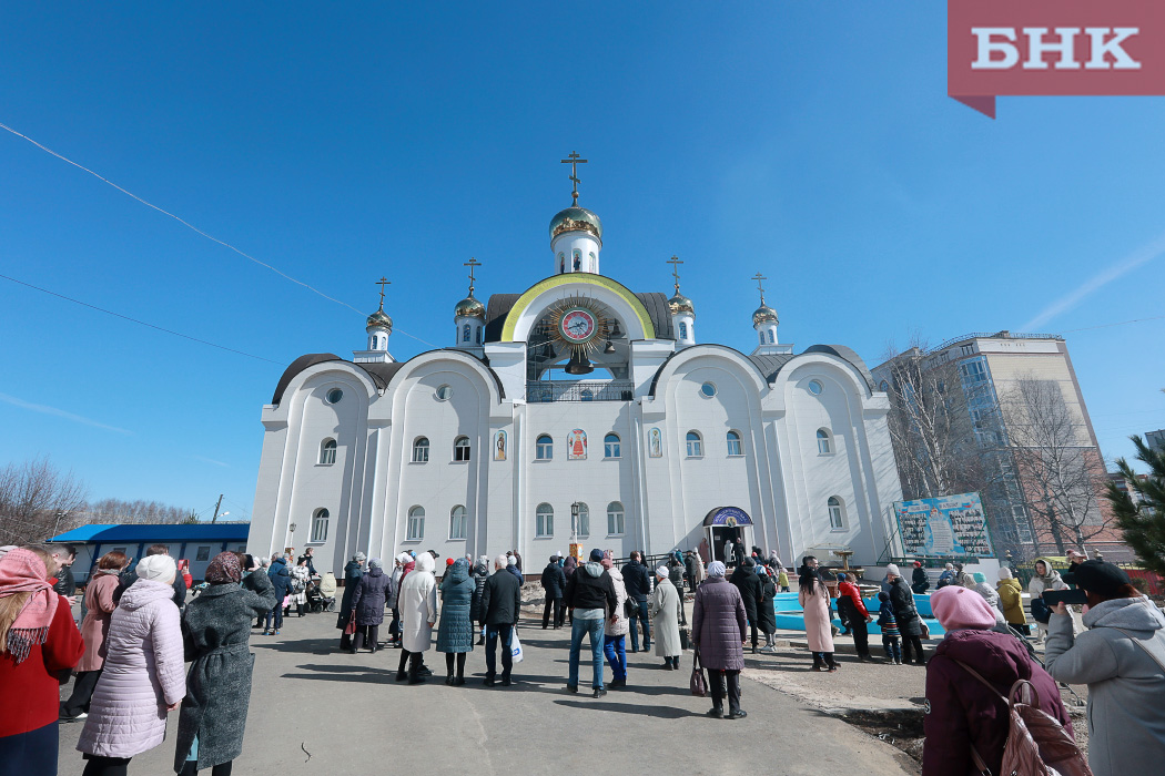 Звон колоколов и праздничный концерт: как в Сыктывкаре встретили Пасху