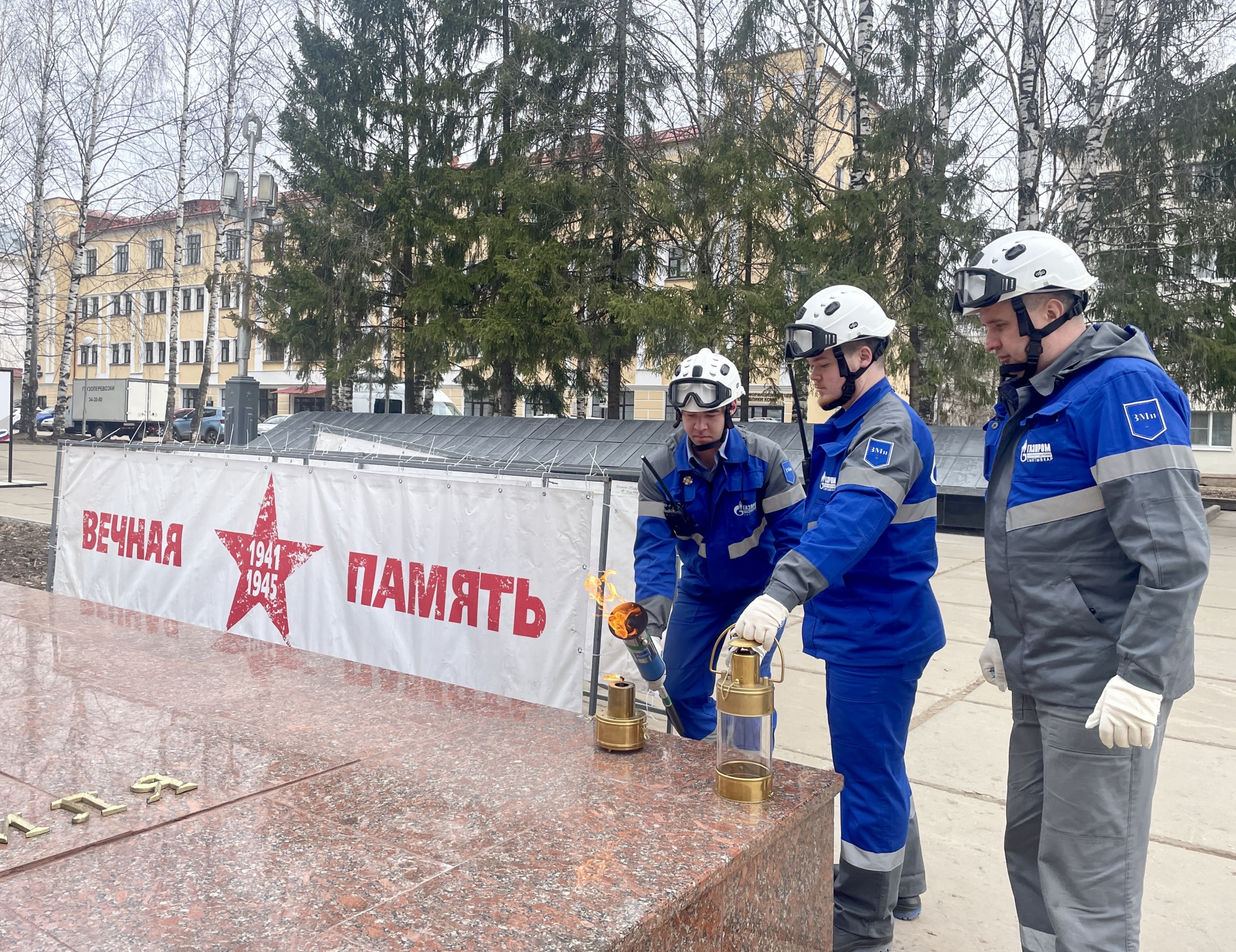 Сыктывкарские газовики провели техобслуживание Вечного огня | 26.04.2023 |  Сыктывкар - БезФормата