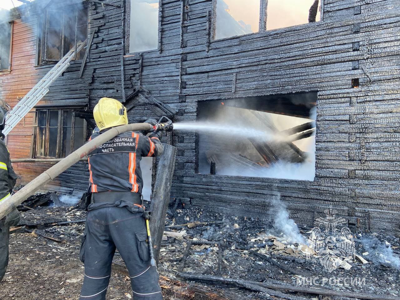 В столице Коми тушат деревянный дом « БНК