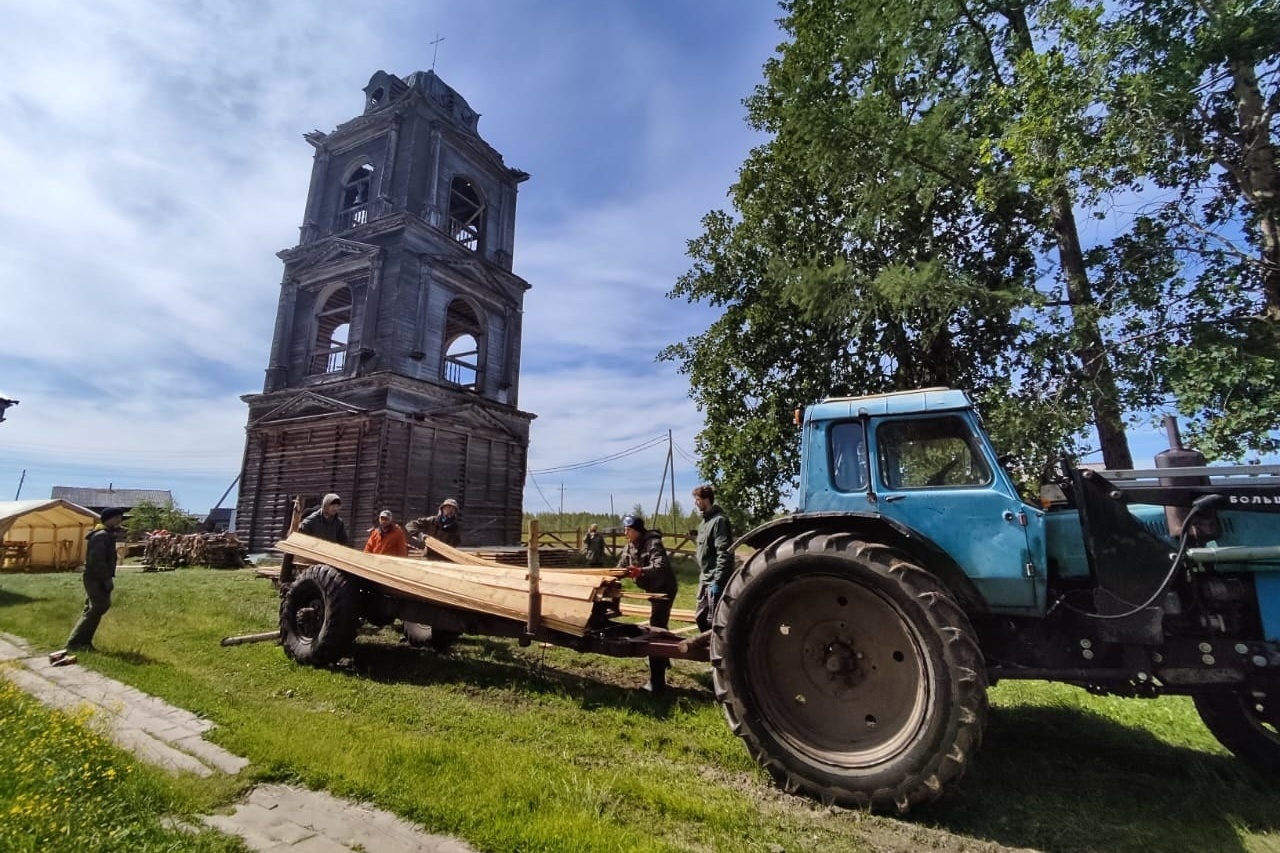 Волонтеры помогли сохранить деревянную колокольню и церковь в Коми