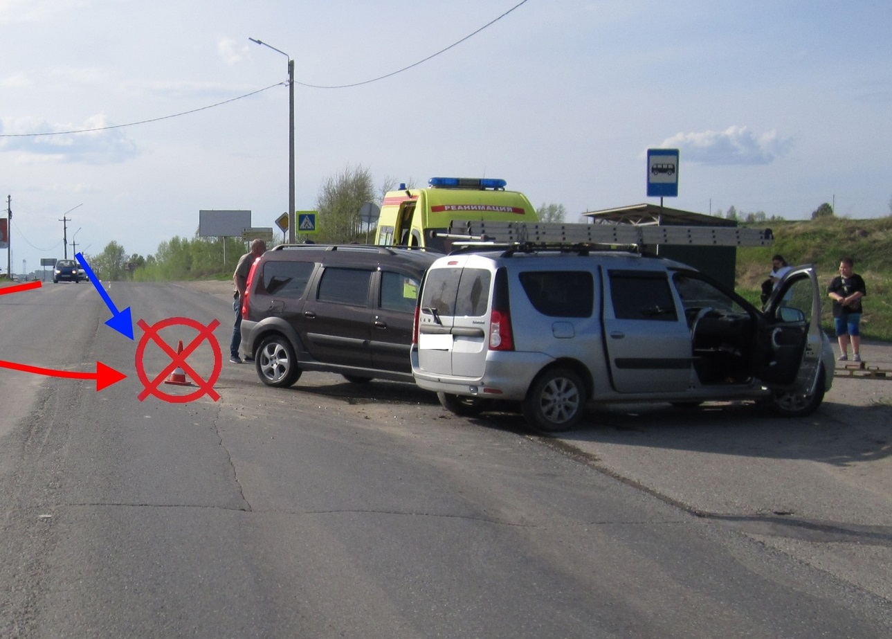 Под Ухтой столкнулись две машины Lada Largus | 25.05.2023 | Сыктывкар -  БезФормата