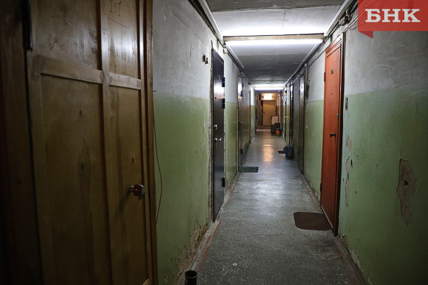 В коридоре эжвинского дома убили мужчину