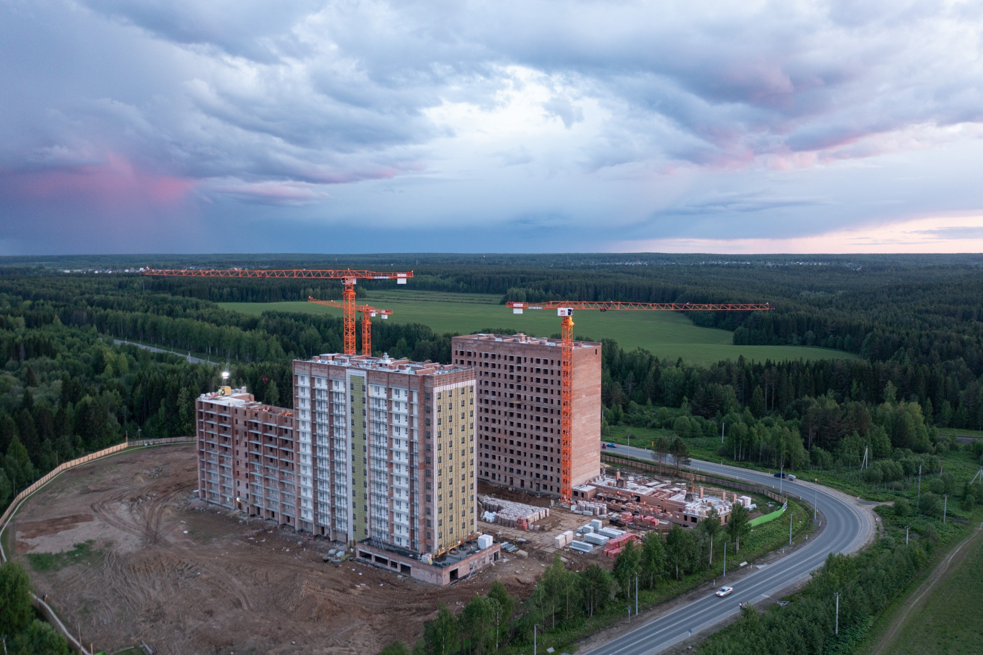 Новостройки сыктывкара. ЖК Урман Сыктывкар. Жилой комплекс на закате. Лесной мир Ухта. Тайга стройка рабочие.