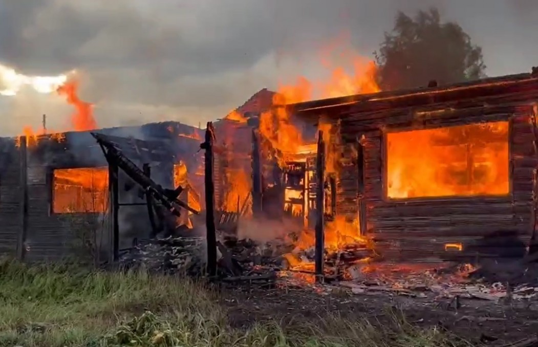 В прилузском Ношуле сгорело заброшенное здание