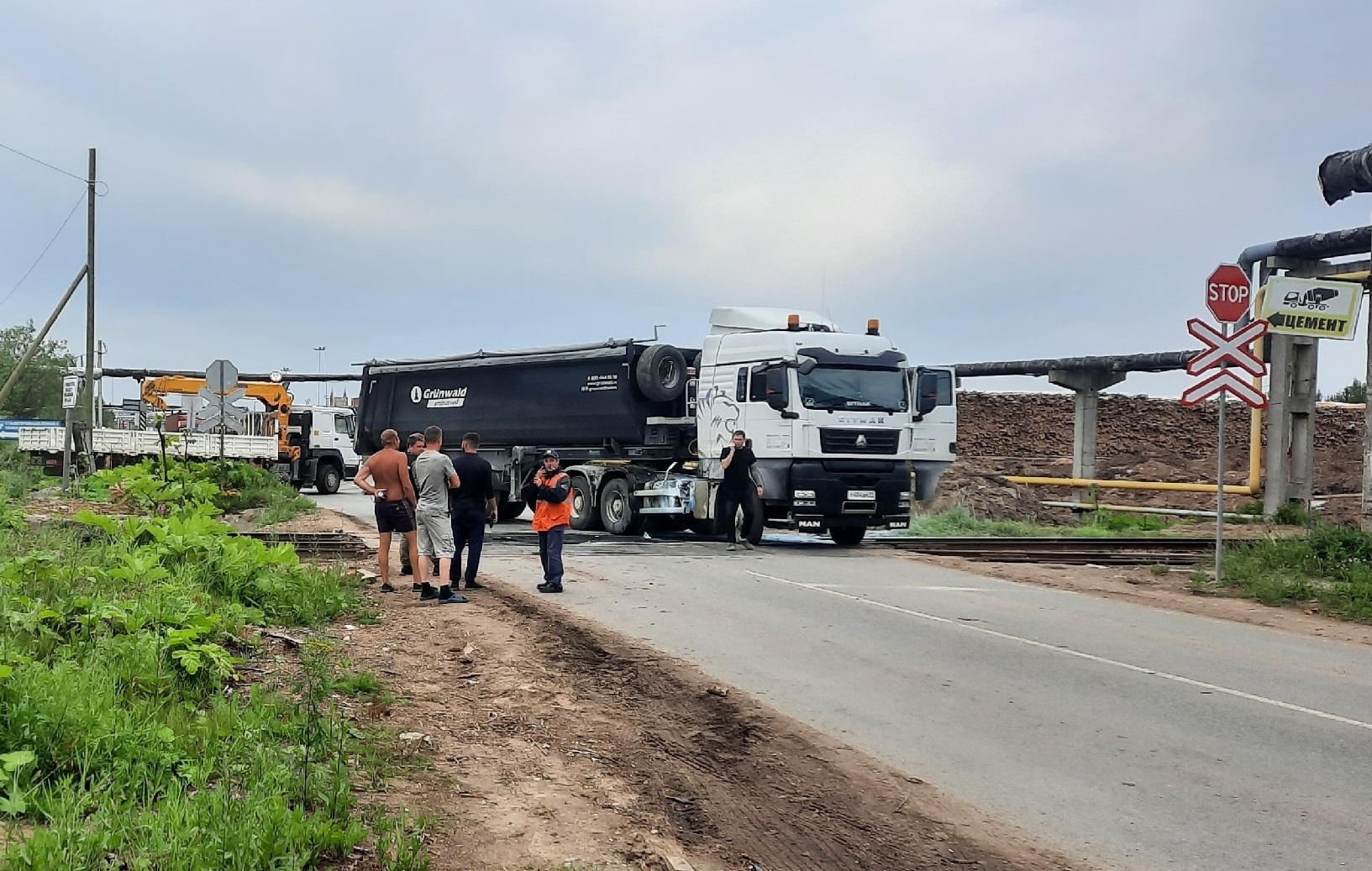 В Сыктывкаре поезд и большегруз не поделили переезд « БНК