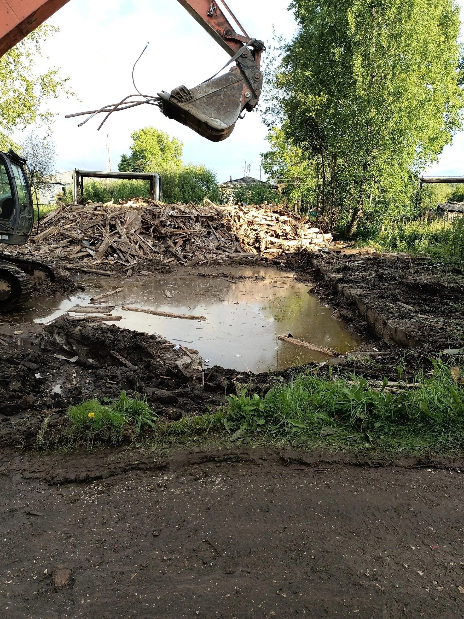 Народный корреспондент: «В Лесозаводе опасно сносят дом» | 13.07.2023 |  Сыктывкар - БезФормата