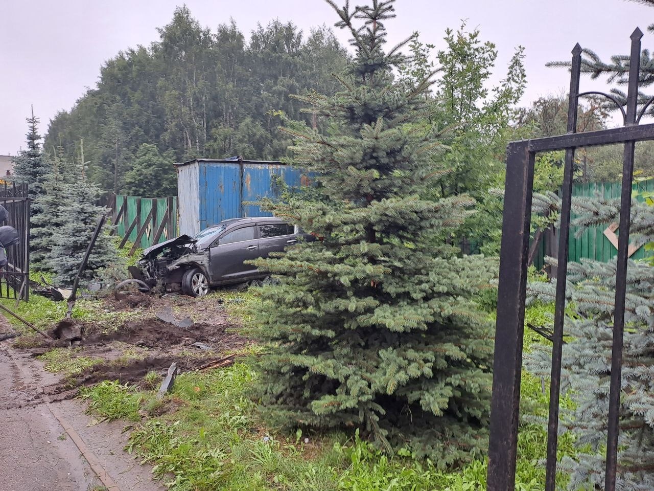 Пьяный сыктывкарец врезался в забор храма | 28.07.2023 | Сыктывкар -  БезФормата