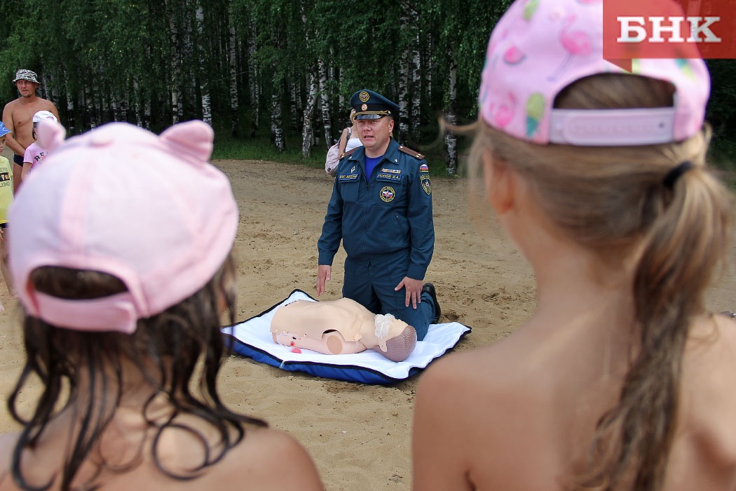 На пляже в Сыктывкаре спасатели учили детей реанимировать тонувшего