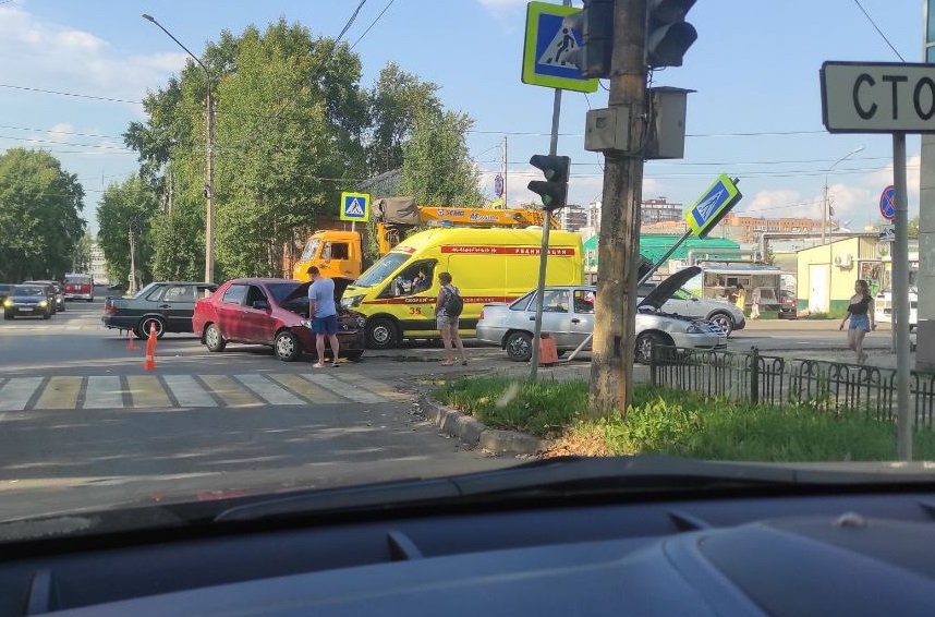 В Сыктывкаре автомобилисты не поделили перекресток