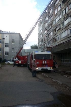 В Сыктывкаре тушат пожар в жилом доме