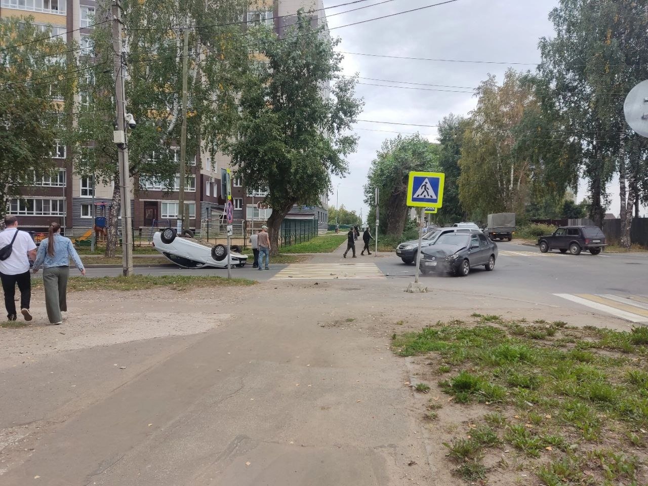 В Сыктывкаре Lada перевернулась на крышу « БНК