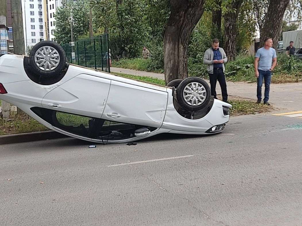 В Сыктывкаре Lada перевернулась на крышу « БНК