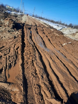 Жители Выльгорта жалуются на «жидкую дорогу» к детскому саду